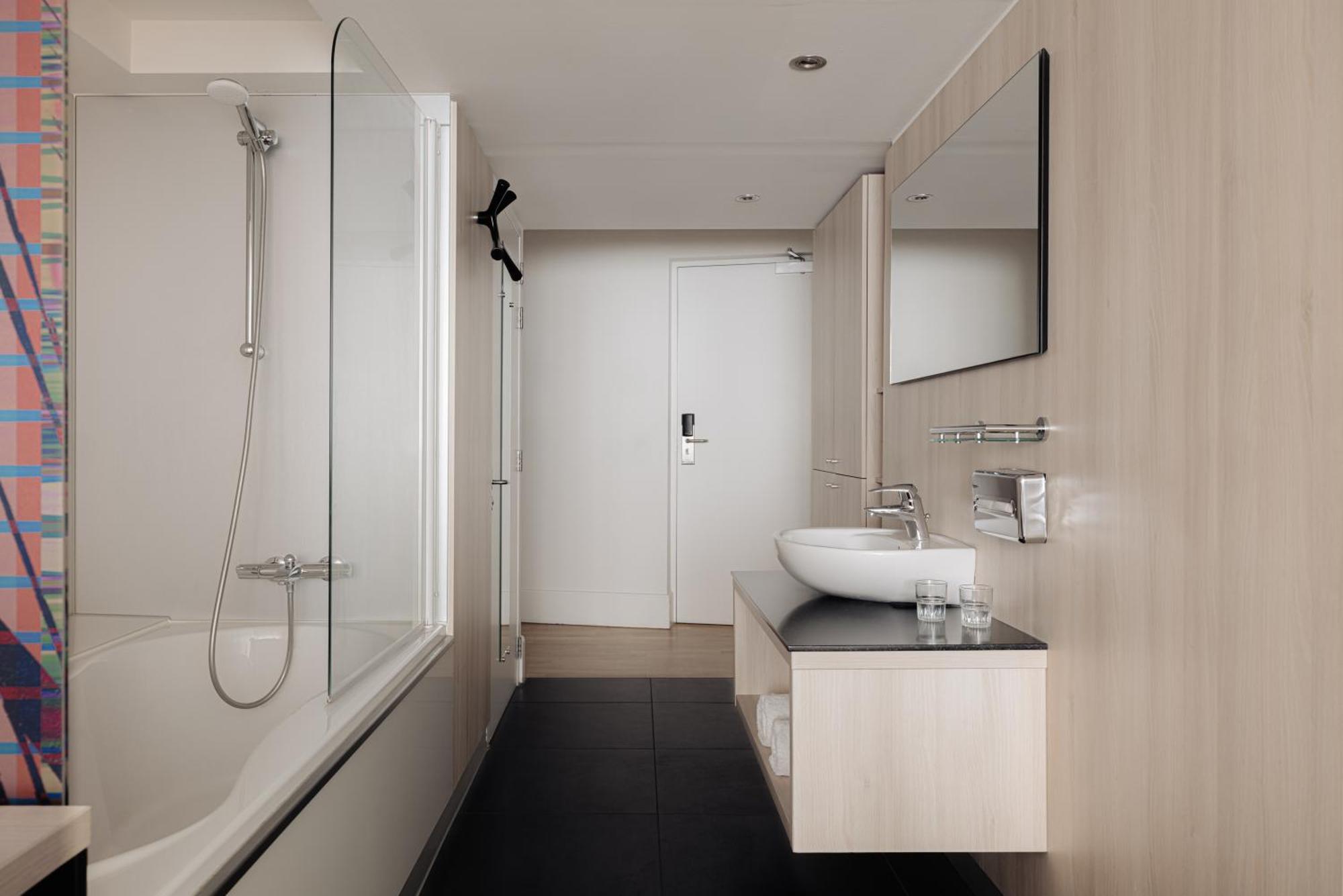 Leonardo Boutique Hotel Maastricht City Center Former Designhotel Bagian luar foto